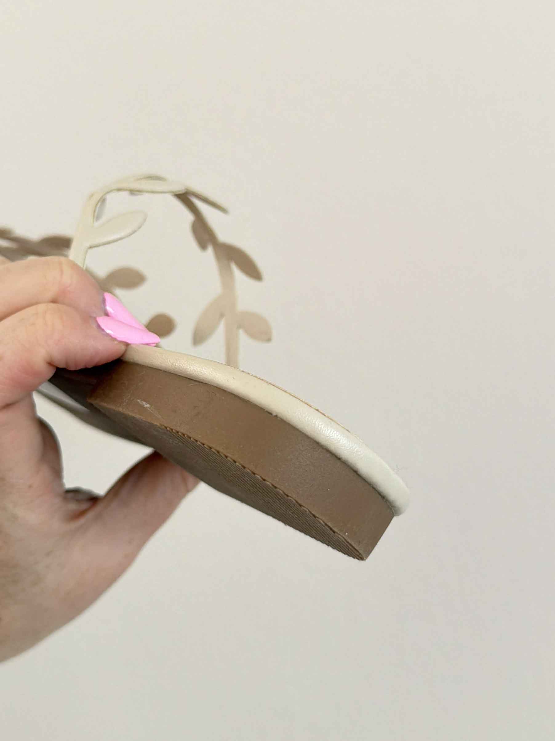 Estra - Sandal med remme formet som fine grene med blade